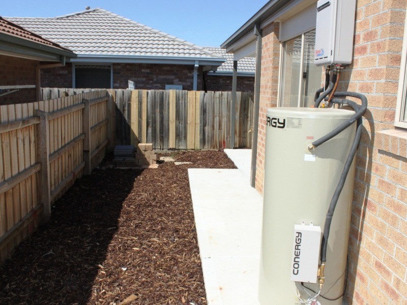 1/2 Fraser Street, Melton South VIC 3338