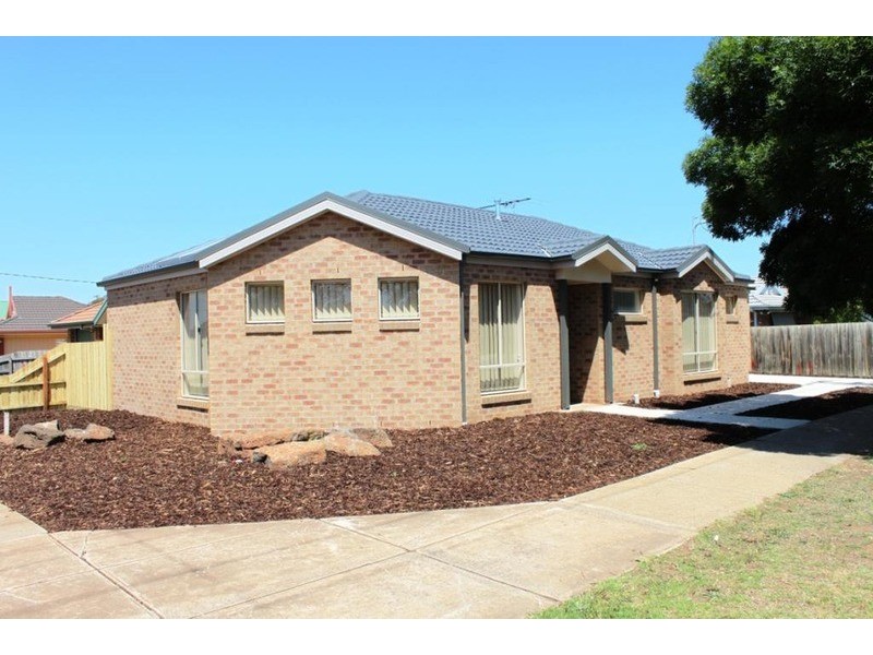 1/2 Fraser Street, Melton South VIC 3338