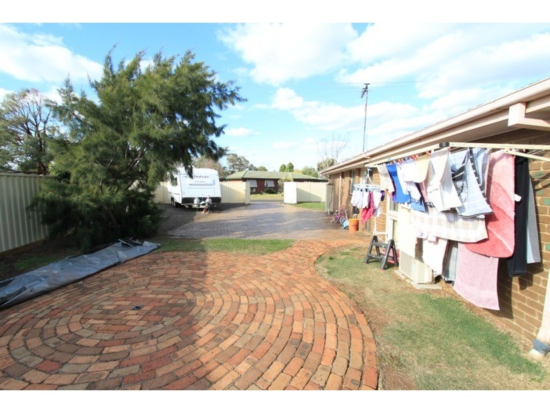 20 Linlithgow Way, Melton West VIC 3337