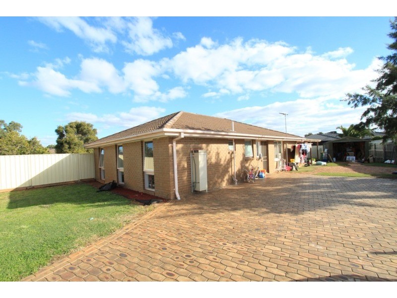 20 Linlithgow Way, Melton West VIC 3337