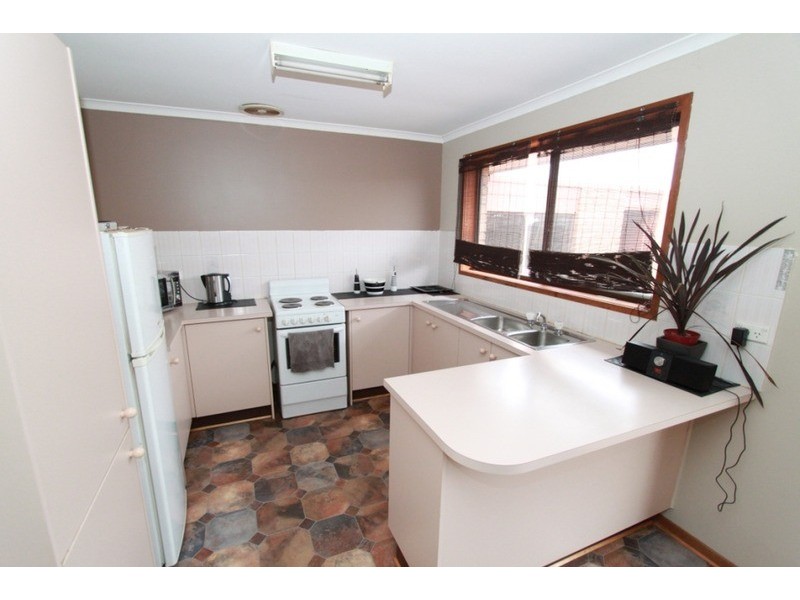 4/7 Coventry  Place, Melton South VIC 3338