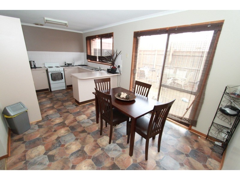 4/7 Coventry  Place, Melton South VIC 3338