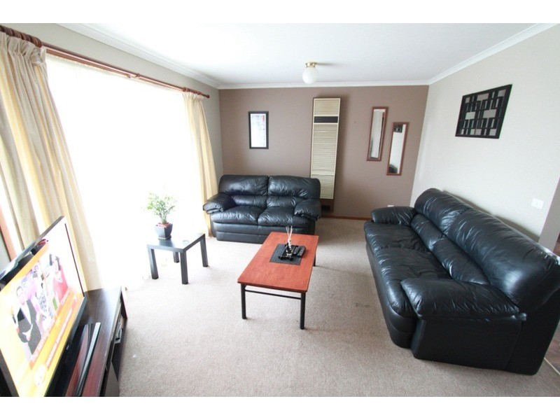 4/7 Coventry  Place, Melton South VIC 3338