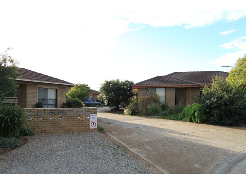 4/7 Coventry  Place, Melton South VIC 3338