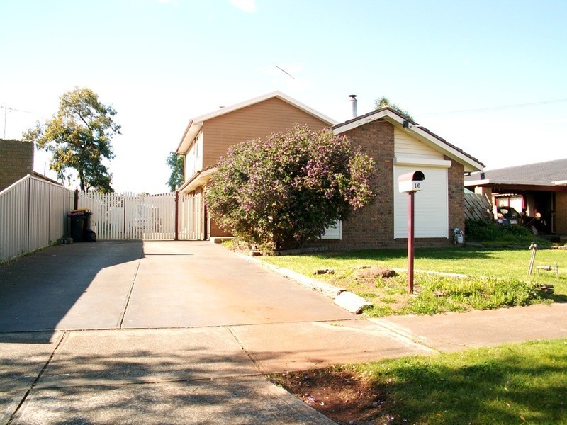 16 Moss Street, Melton South VIC 3338