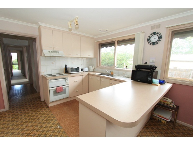 2 Oxley  Court, Melton South VIC 3338