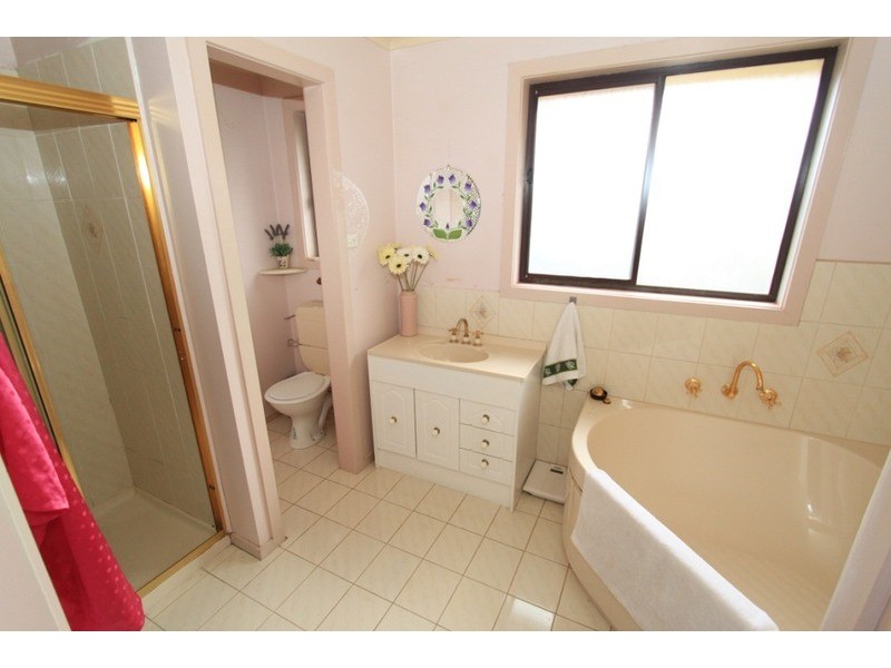 2 Oxley  Court, Melton South VIC 3338