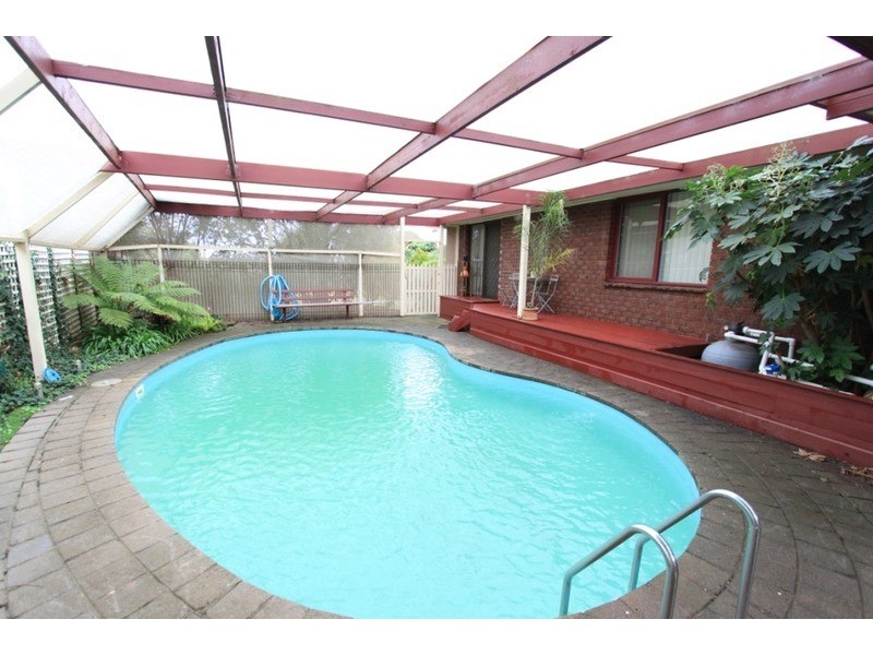 2 Oxley  Court, Melton South VIC 3338