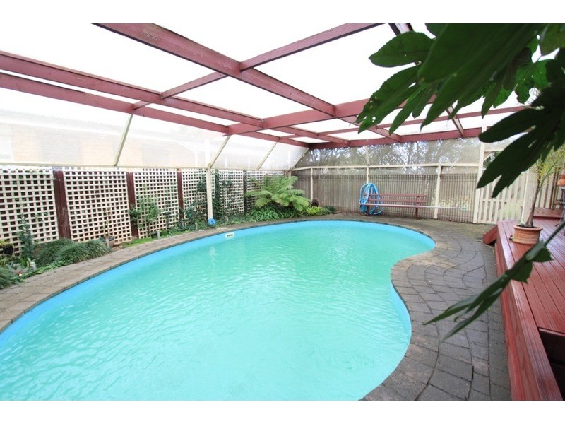 2 Oxley  Court, Melton South VIC 3338