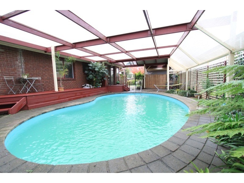 2 Oxley  Court, Melton South VIC 3338