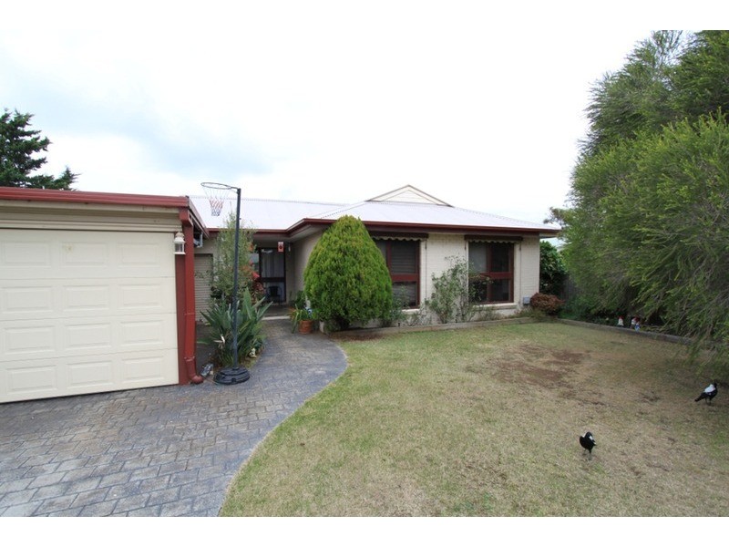 12 Edinburgh  Place, Melton West VIC 3337