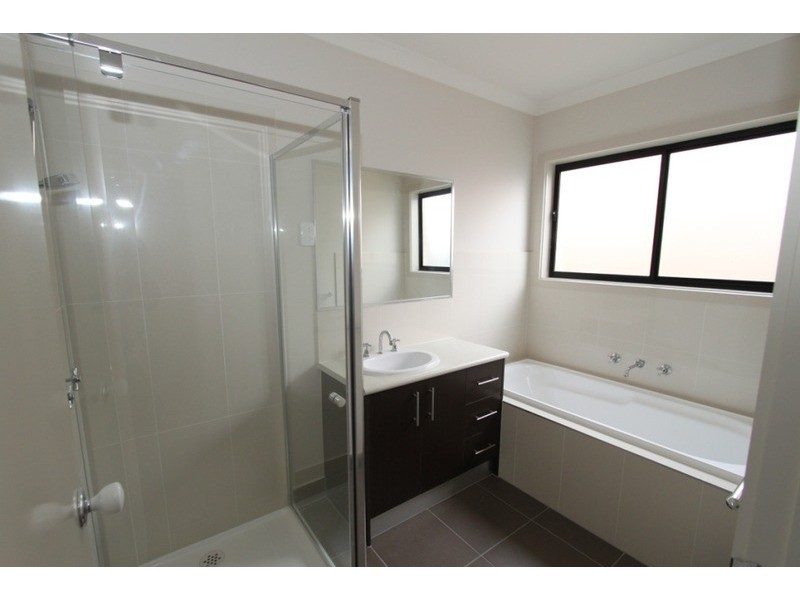 3/21-29 Lakewood Boulevard, Melton VIC 3337