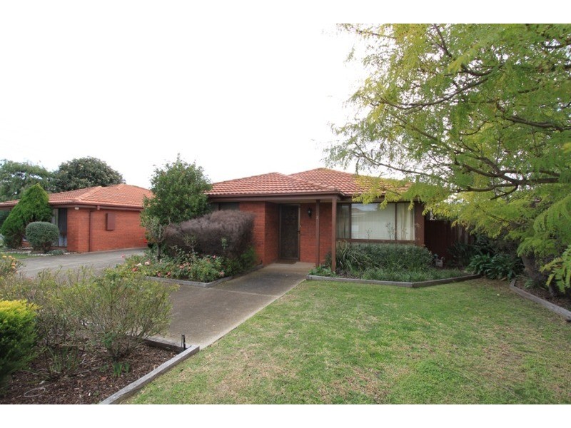 2/1 Raymond Street, Melton South VIC 3338