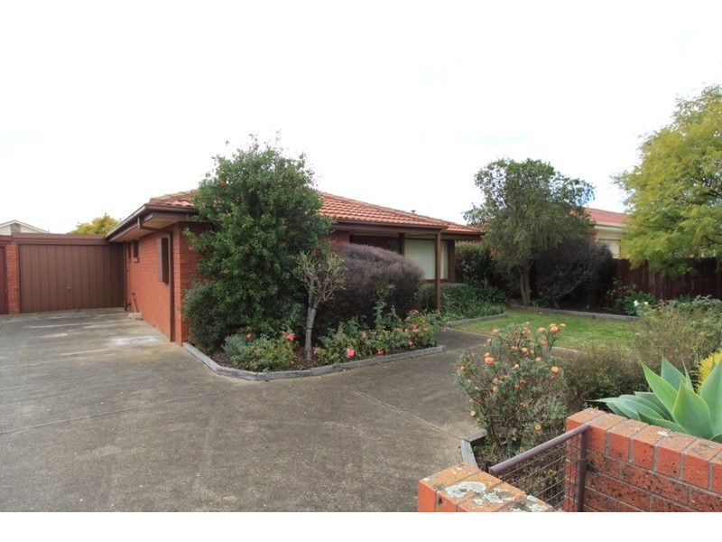 2/1 Raymond Street, Melton South VIC 3338