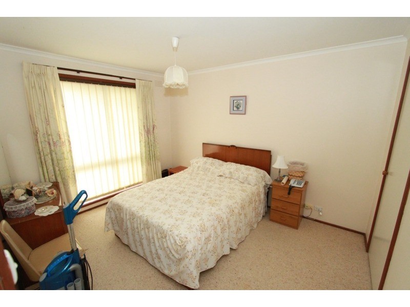 2/1 Raymond Street, Melton South VIC 3338