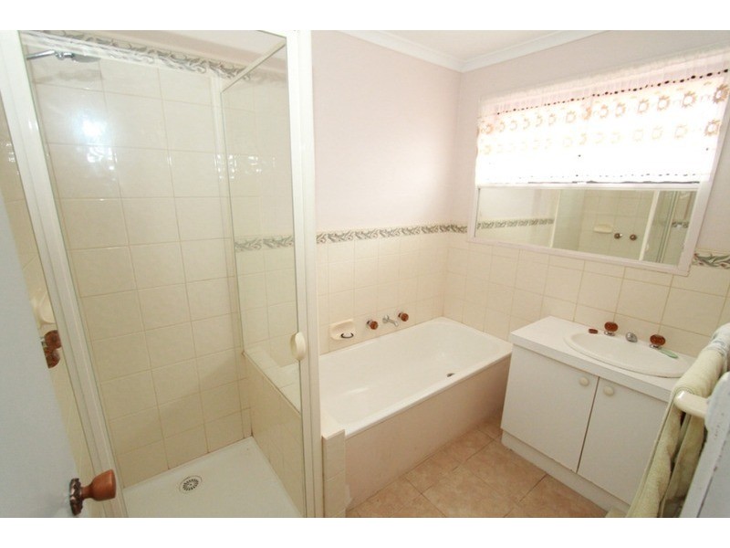 2/1 Raymond Street, Melton South VIC 3338