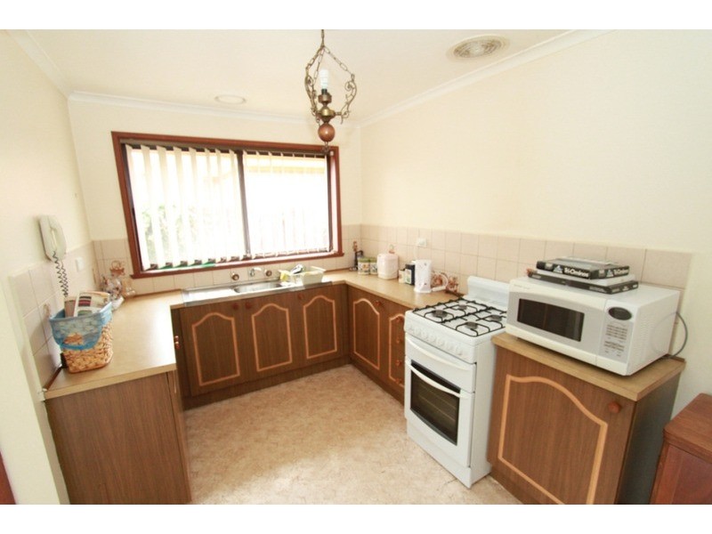 2/1 Raymond Street, Melton South VIC 3338