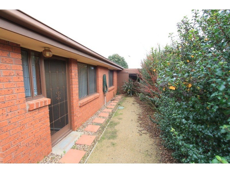 2/1 Raymond Street, Melton South VIC 3338