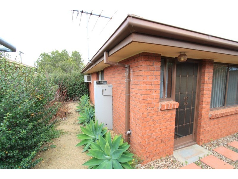 2/1 Raymond Street, Melton South VIC 3338