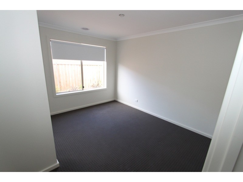 16 Pinrush Road, Brookfield VIC 3338