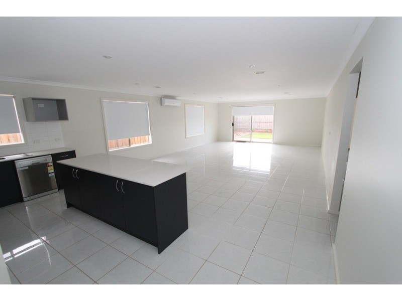 16 Pinrush Road, Brookfield VIC 3338