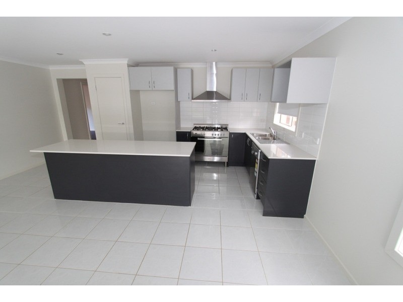 16 Pinrush Road, Brookfield VIC 3338