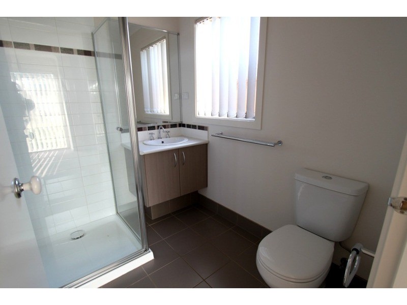 2/16 Linda Drive, Melton VIC 3337