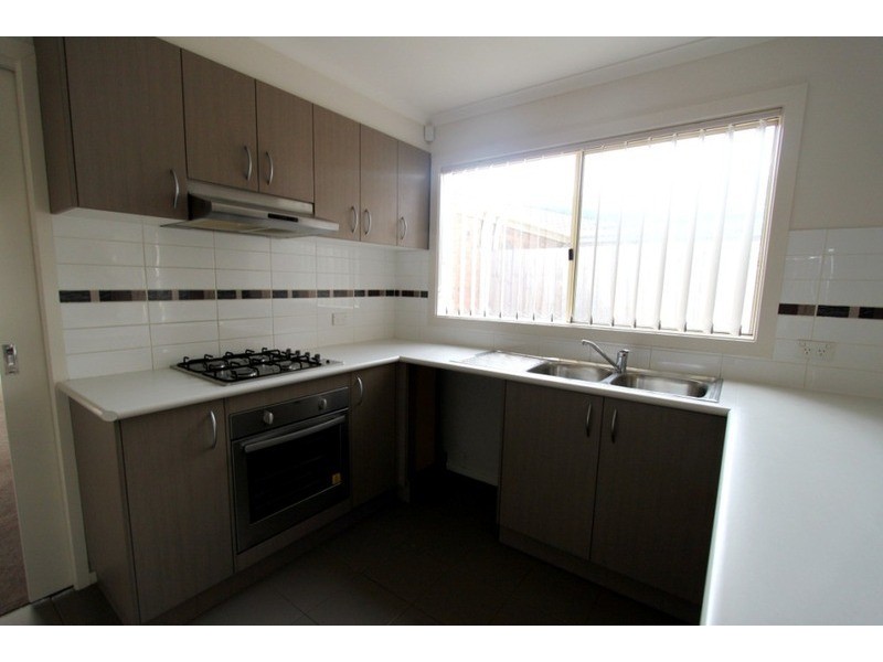 2/16 Linda Drive, Melton VIC 3337