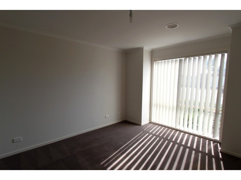 2/16 Linda Drive, Melton VIC 3337