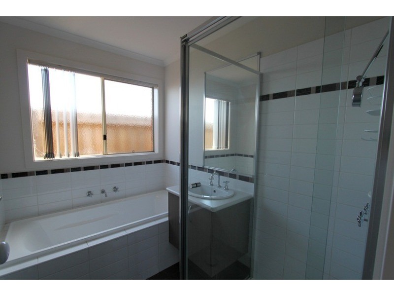 2/16 Linda Drive, Melton VIC 3337