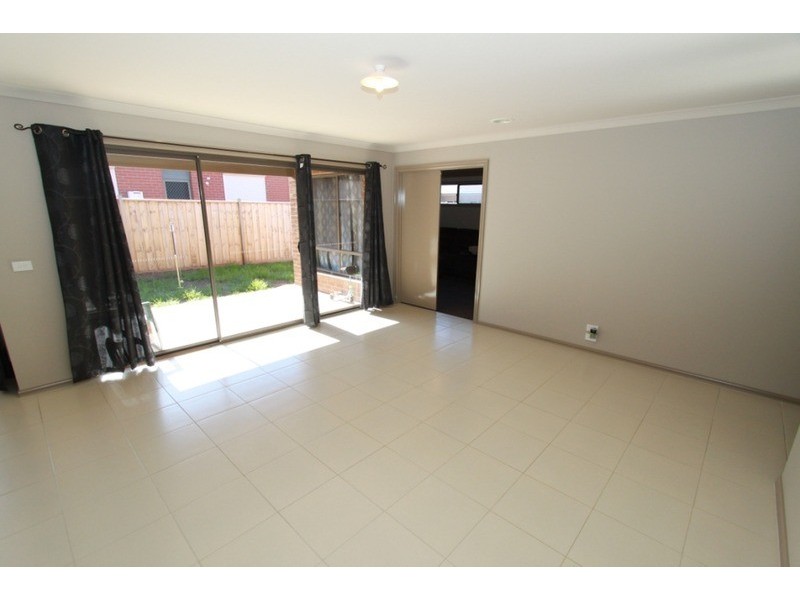 10 Finlay  Avenue, Melton West VIC 3337