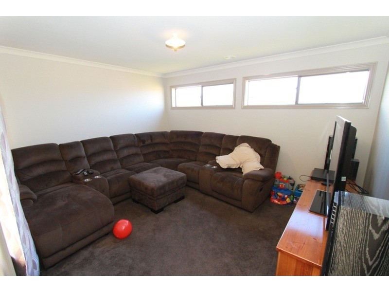 10 Finlay  Avenue, Melton West VIC 3337