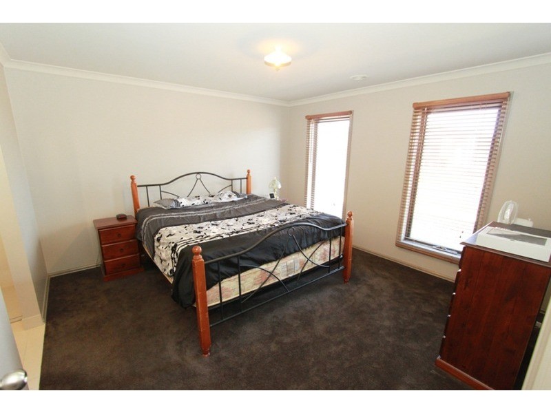 10 Finlay  Avenue, Melton West VIC 3337