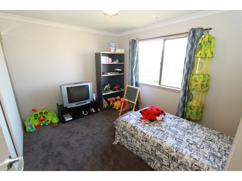 10 Finlay  Avenue, Melton West VIC 3337