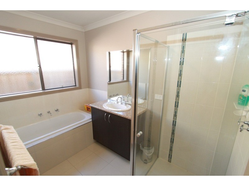 10 Finlay  Avenue, Melton West VIC 3337