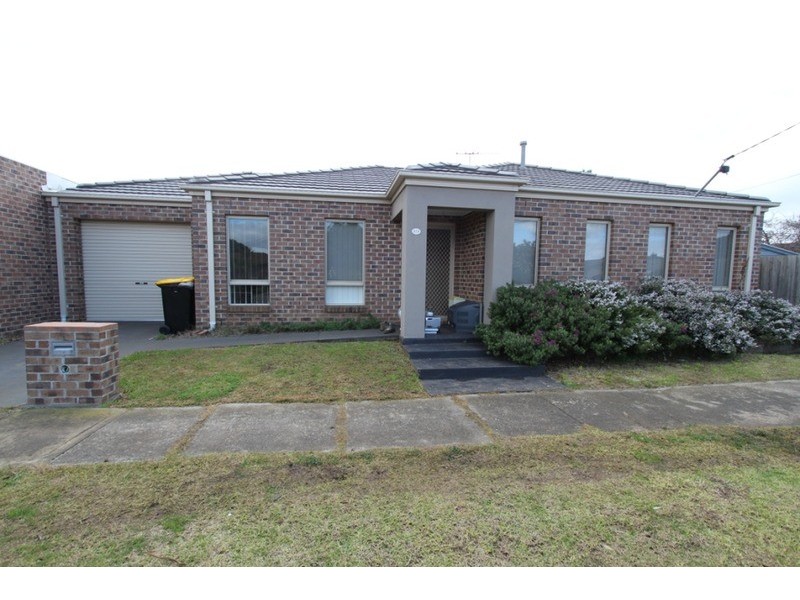 2/2 Arrawatta Parade, Melton VIC 3337