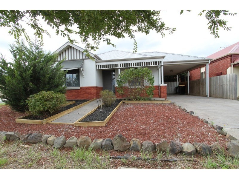 18 Ridgeway, Melton West VIC 3337