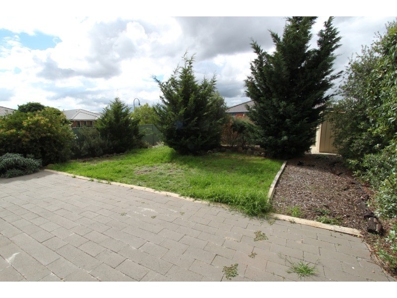 18 Ridgeway, Melton West VIC 3337