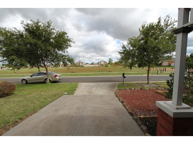 18 Ridgeway, Melton West VIC 3337