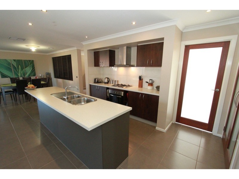 2 Emerald Court, Melton West VIC 3337