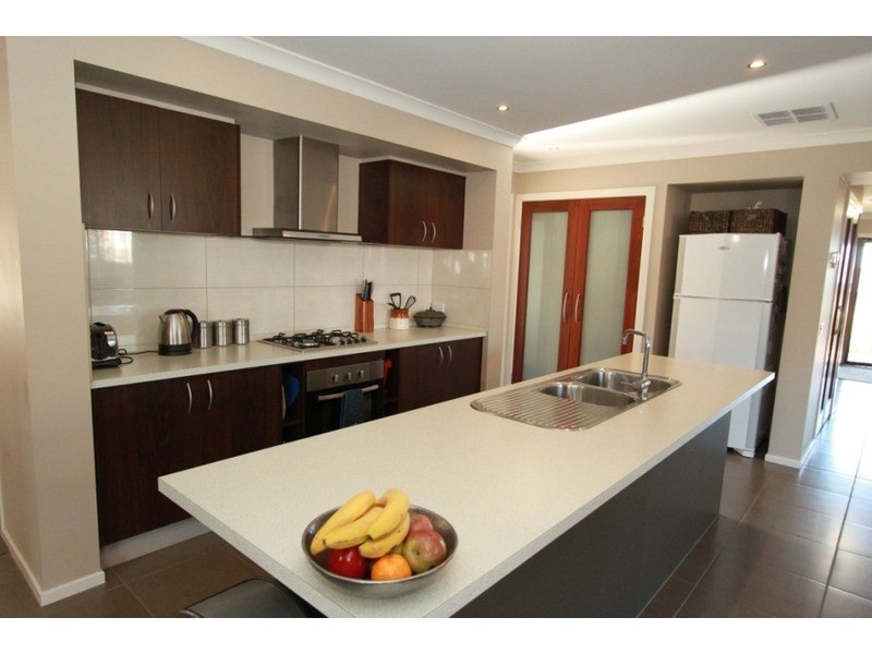 2 Emerald Court, Melton West VIC 3337