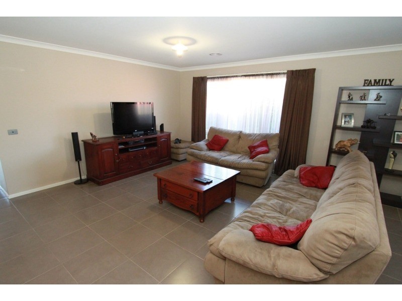 2 Emerald Court, Melton West VIC 3337