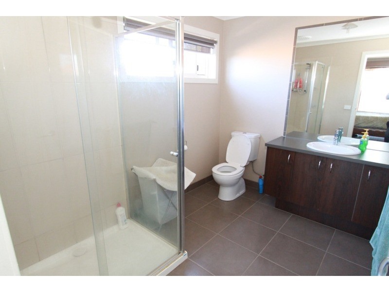 2 Emerald Court, Melton West VIC 3337