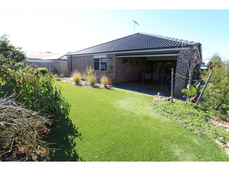 2 Emerald Court, Melton West VIC 3337