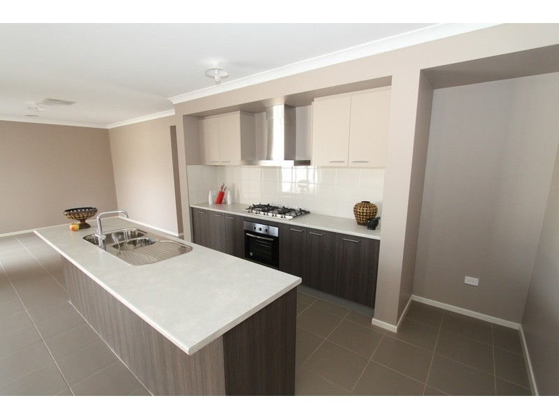 16 Magpie Street, Brookfield VIC 3338