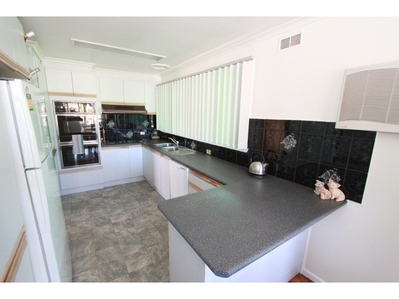 4 Bridgeford Crescent, Melton South VIC 3338