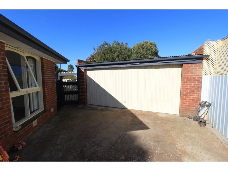 4 Bridgeford Crescent, Melton South VIC 3338