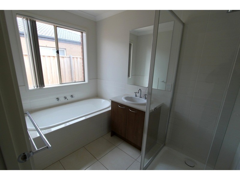 44 Saltbush Crescent, Brookfield VIC 3338