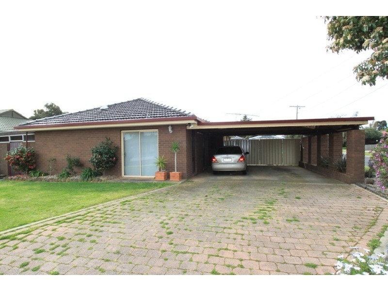 2 Richard Road, Melton South VIC 3338