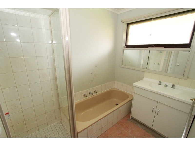 7 Gloucester Way, Melton West VIC 3337